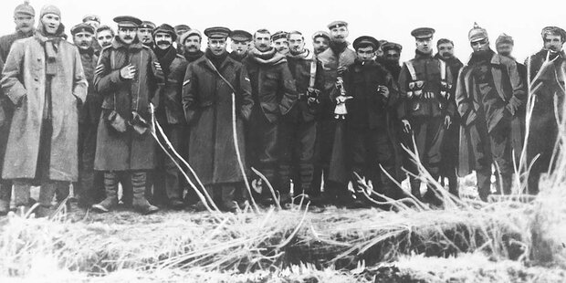 German and English Troops pose for a photo 1914